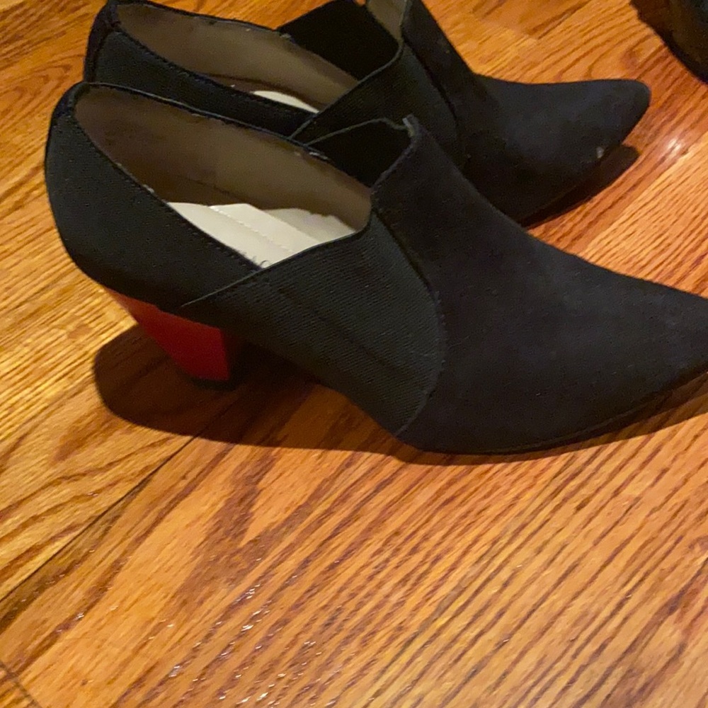 Booty type pump very comfortable soft leather with elastic side detail